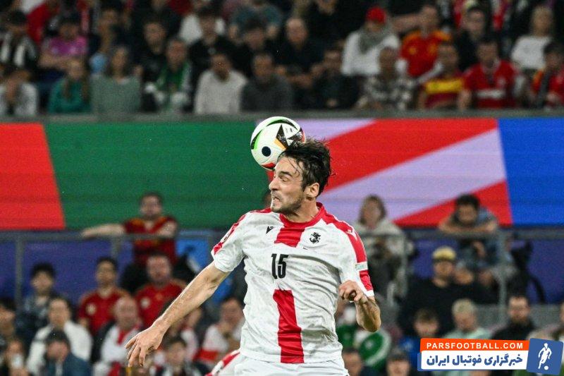 حضور گولسیانی روی سقف اتوبوس روباز در تفلیس گرجستان