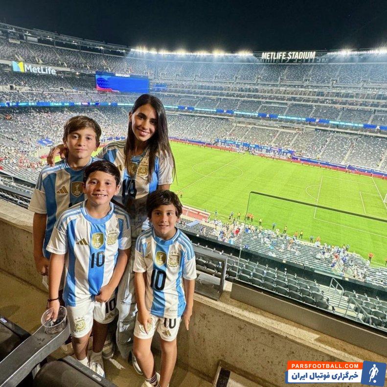 آرژانتین ؛ حضور آنتونلا، همسر مسی و فرزندانش در ورزشگاه دیدار کانادا - آرژانتین