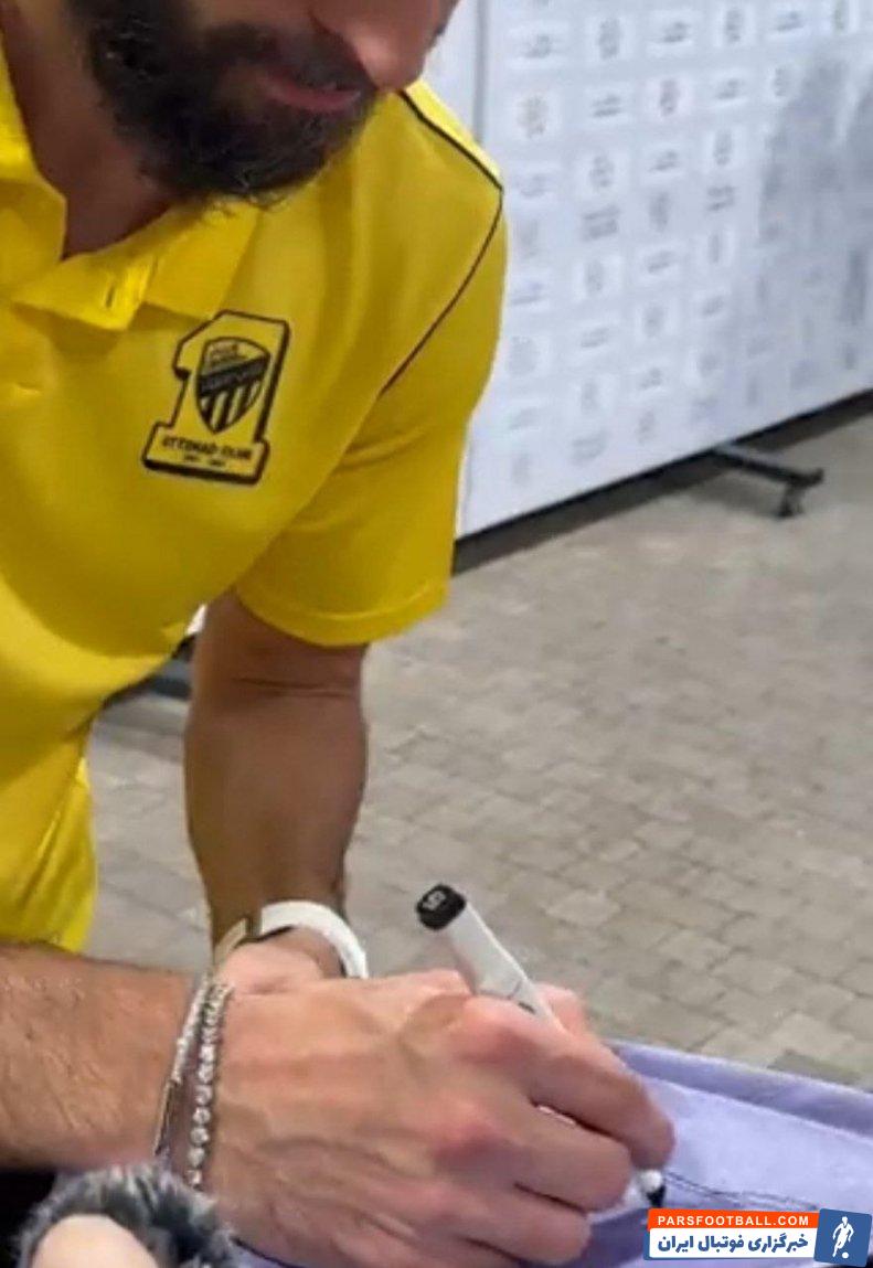 بنزما ؛ امضای پیراهن رئال مادرید از سوی بنزما بازیکن الاتحاد