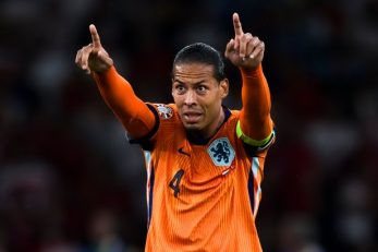 هلند ؛ فن دایک : اور پس از پایان بازی مستقیما به سمت رختکن فرار کرد