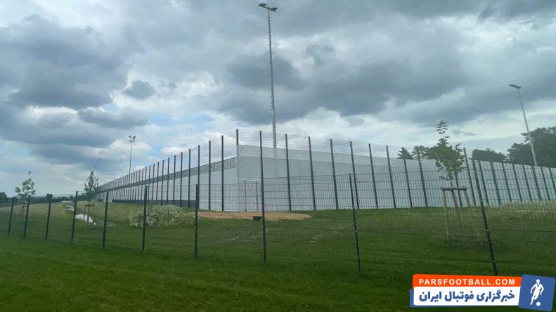 آلمان ؛ تمرین آلمان پشت فنس های بند پوشیده شده از پرده