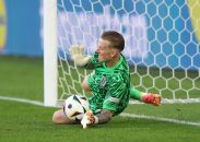 انگلیس ؛ جهت پنالتی جردن پیکفورد روی بطری جردن پیکفورد