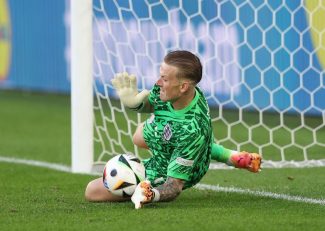 انگلیس ؛ جهت پنالتی جردن پیکفورد روی بطری جردن پیکفورد