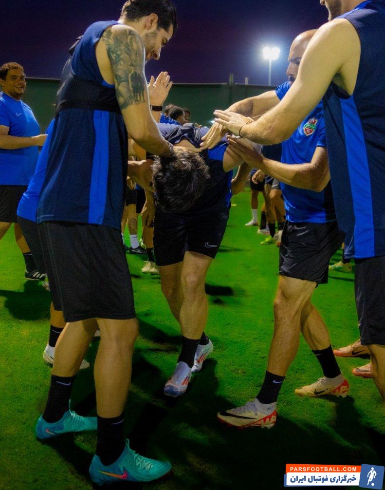 سردار آزمون مورد استقبال بازیکنان شباب الاهلی قرار گرفت