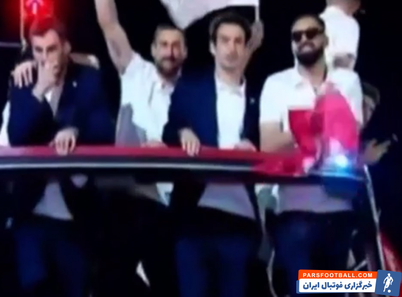 حضور گولسیانی روی سقف اتوبوس روباز در تفلیس گرجستان