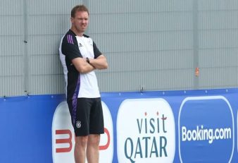 آلمان ؛ تمرین آلمان پشت فنس های بند پوشیده شده از پرده