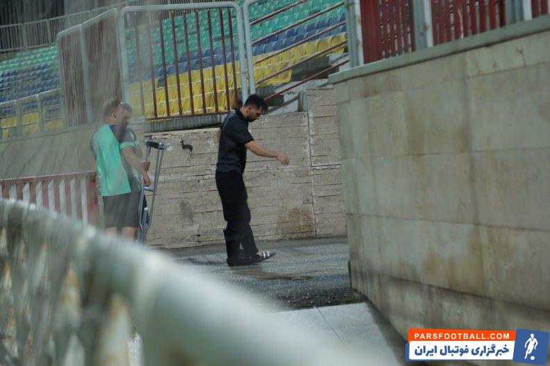 عالیشاه ؛ امید عالیشاه با عصا نظاره گر بازی دوستانه پرسپولیس 