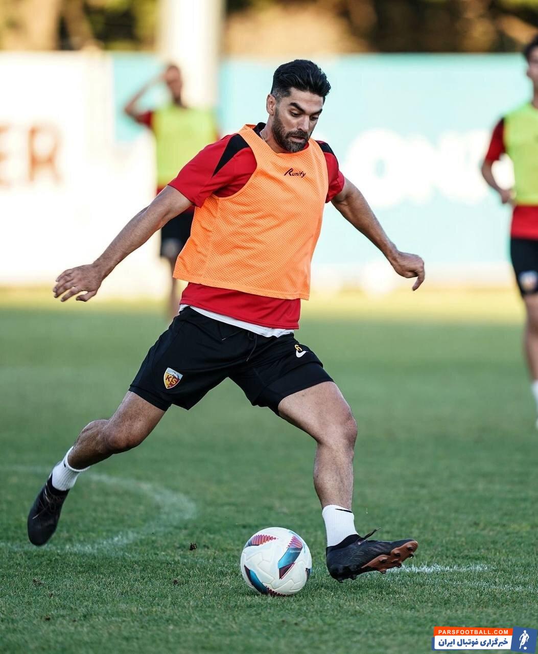 عکس | پایان رویای بازگشت علی کریمی به ایران