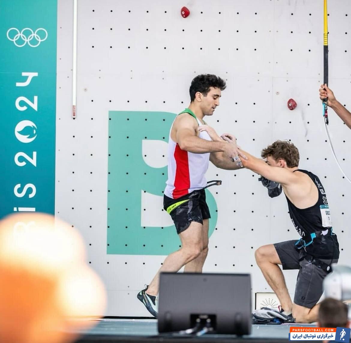 عکس | زانو زدن یک ورزشکار مقابل نماینده المپیکی ایران