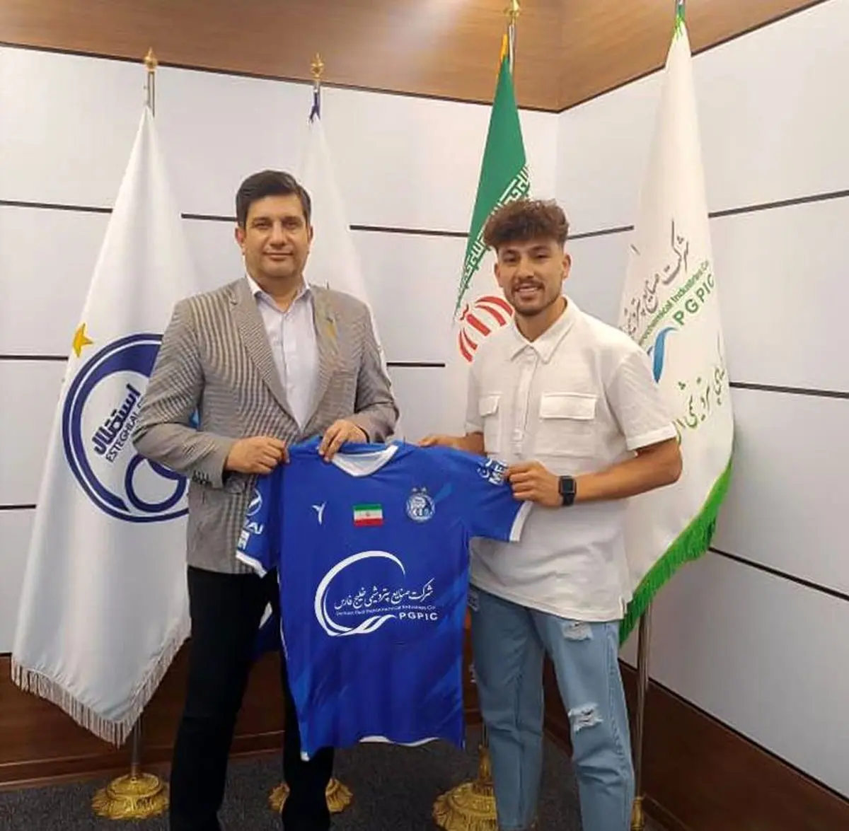 عباس شرفی ستاره گل گهر سیرجان با عقد قراردادی به استقلال پیوست