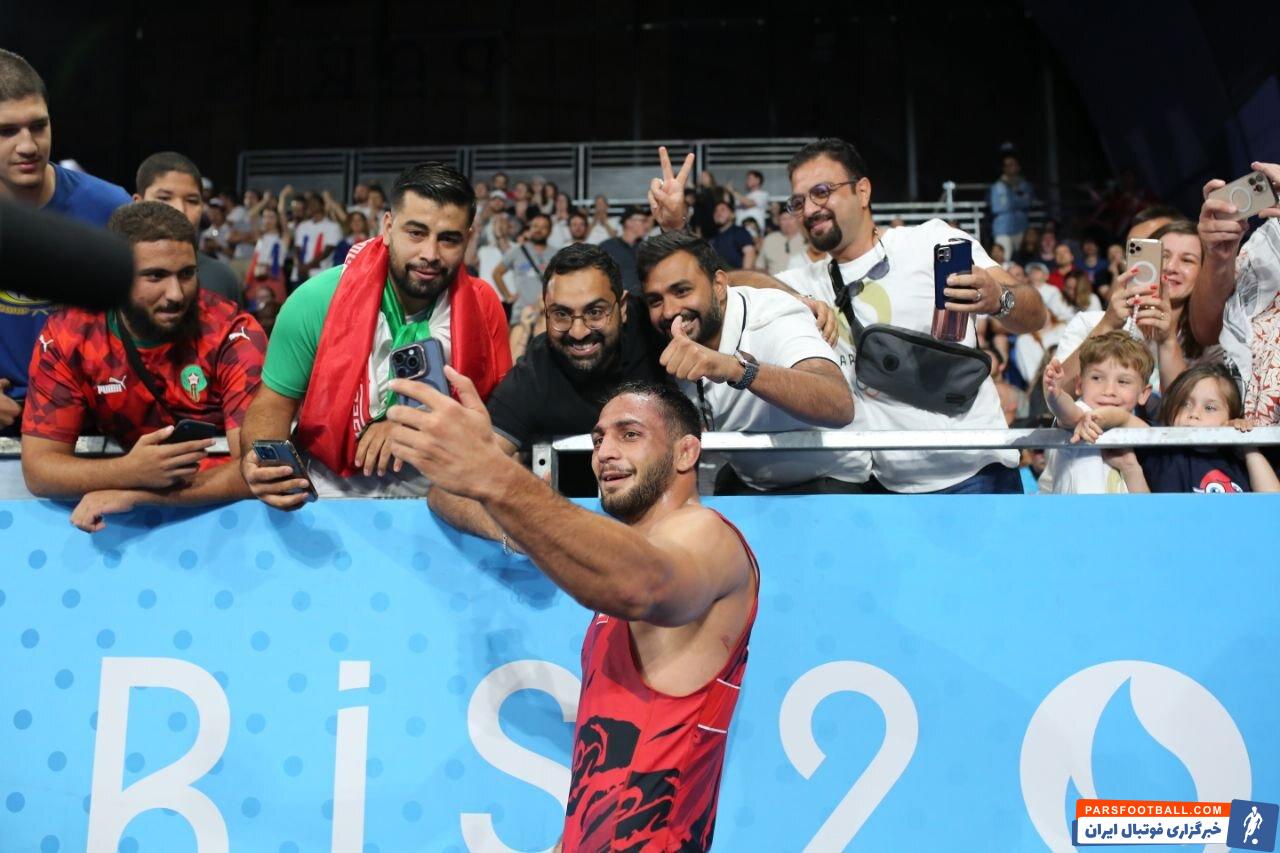 عکس | سلفی خاص یک ایرانی در قلب پاریس