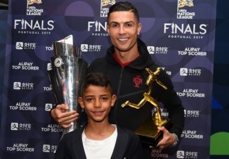 کریستیانو رونالدو : برای پسرم گوشی تلفن همراه نمی‌ خرم