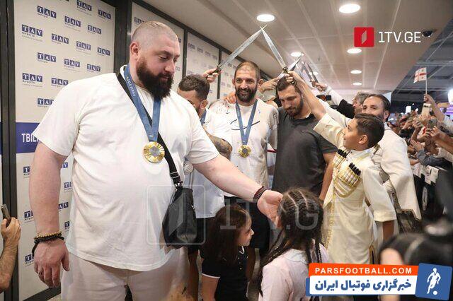 عکس| استقبال از پتریاشویلی و تالاخادزه با شمشیر