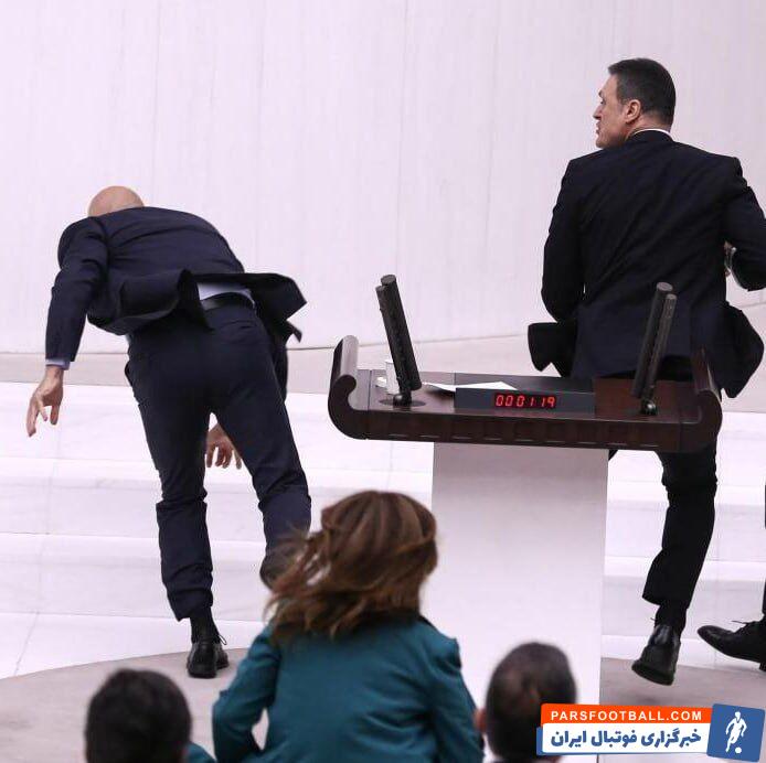 ستاره فوتبال در مجلس دست به یقه شد +عکس