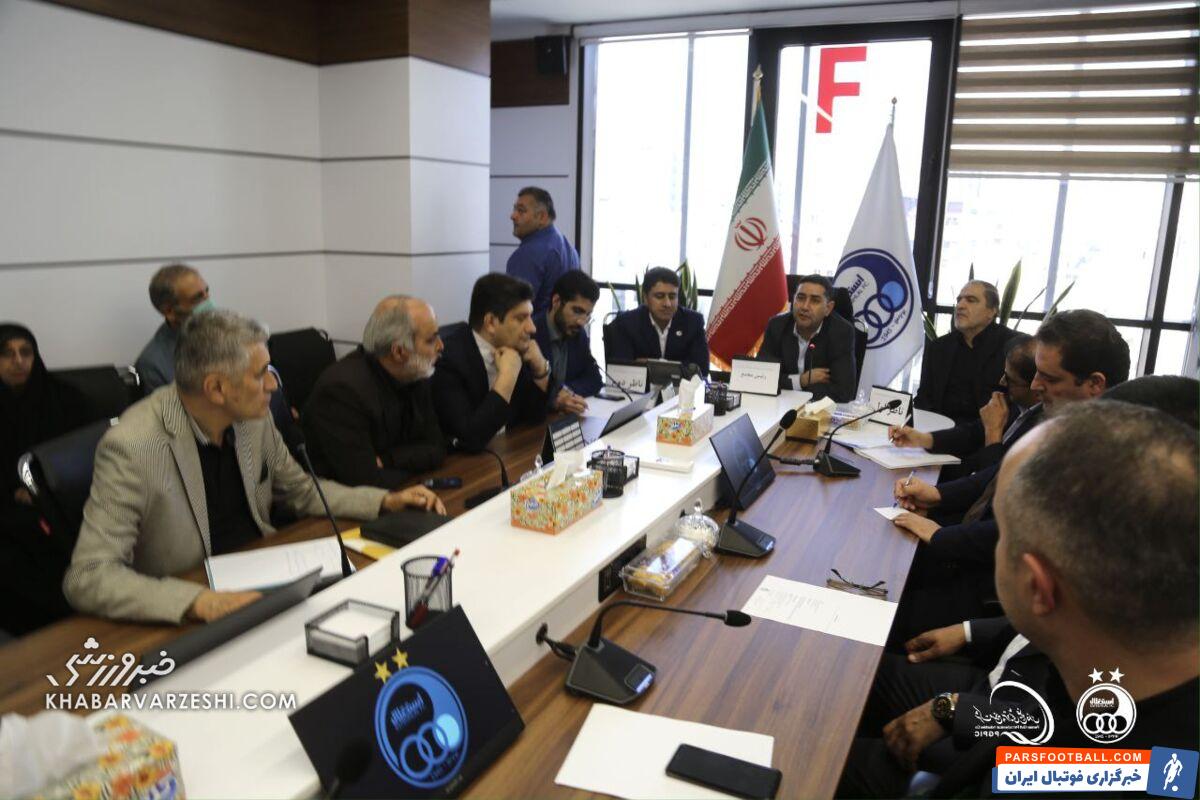 سهامداران استقلال در ساختمان هلدینگ/ مجمع عادی باشگاه آبی‌ها برگزار شد +عکس