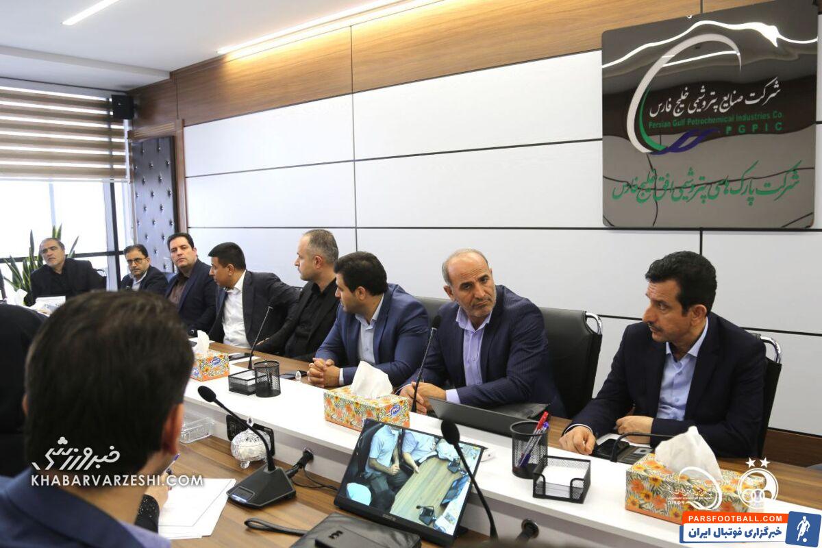 سهامداران استقلال در ساختمان هلدینگ/ مجمع عادی باشگاه آبی‌ها برگزار شد +عکس