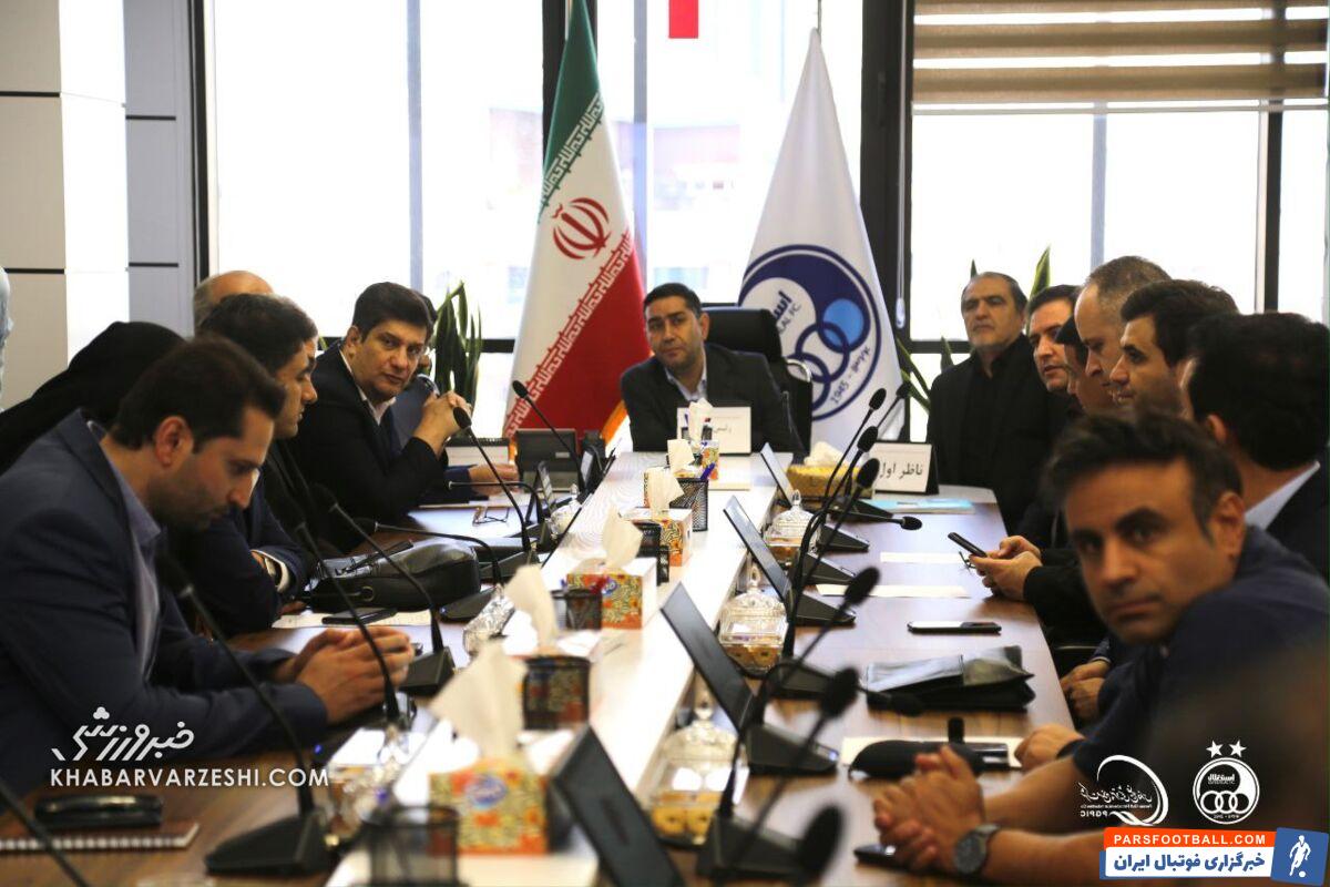 سهامداران استقلال در ساختمان هلدینگ/ مجمع عادی باشگاه آبی‌ها برگزار شد +عکس