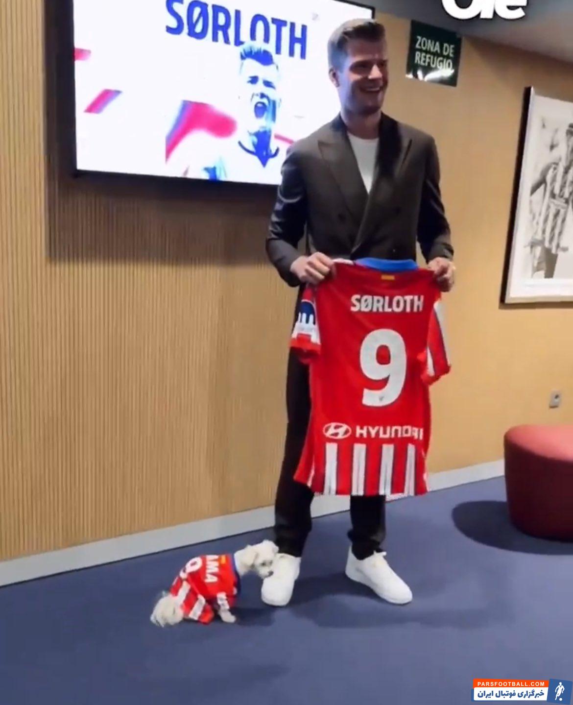 سورلوت ؛ الکساندر سورلوت با سگش در مراسم معارفه در اتلتیکومادرید