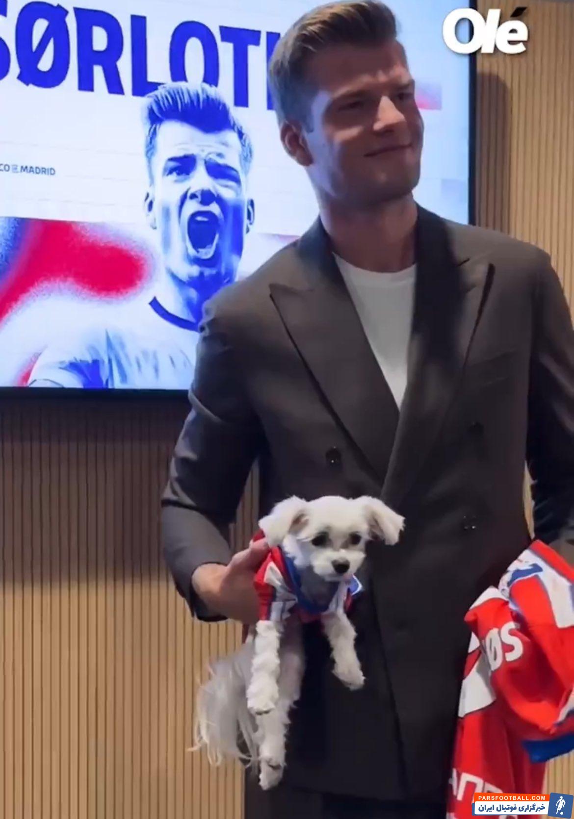 سورلوت ؛ الکساندر سورلوت با سگش در مراسم معارفه در اتلتیکومادرید
