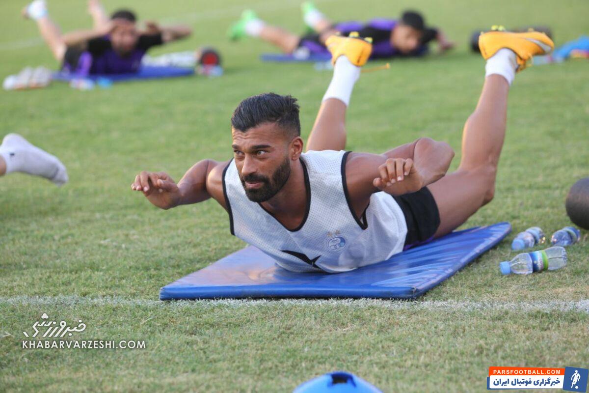 عکس| رامین رضاییان در حال چتربازی روی چمن!