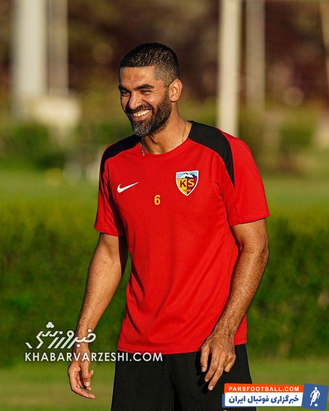 ظاهر متفاوت علی کریمی در ترکیه +عکس