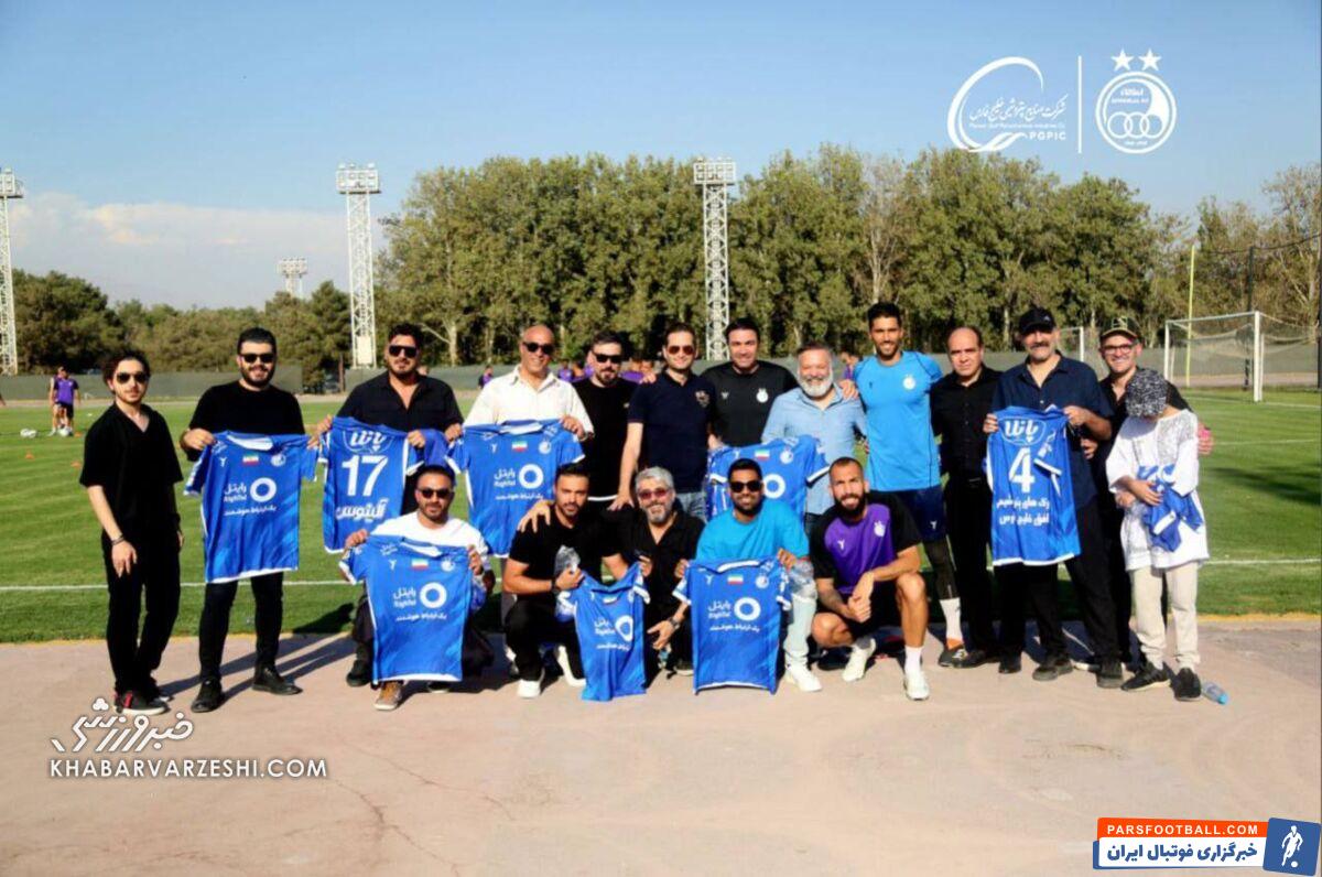 حضور هنرمندان سرشناس در تمرین استقلال پیش از بازی حساس +عکس