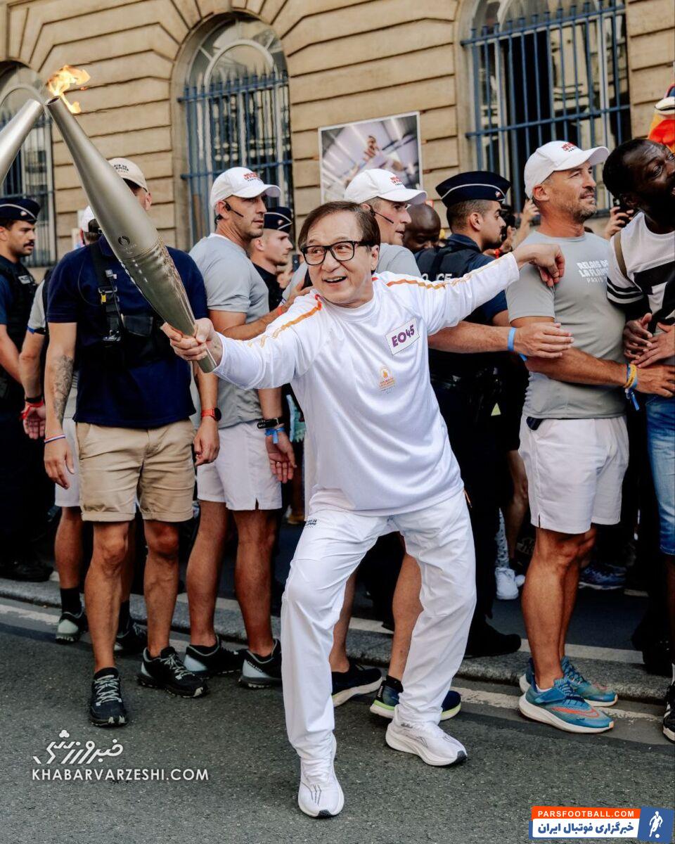 مشعل پارالمپیک ۲۰۲۴ در دستان جکی چان +عکس