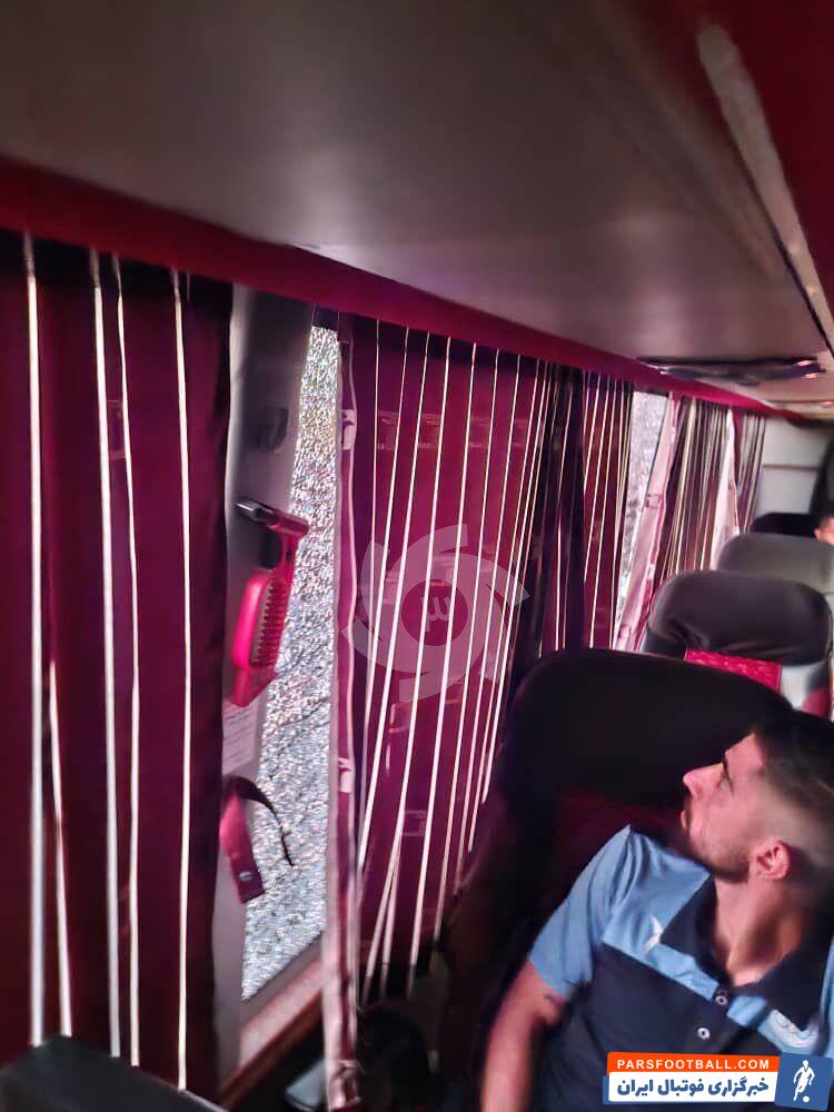 عکس| استقلالیها سنگباران شدند/ شیشه اتوبوس آبیها را شکستند