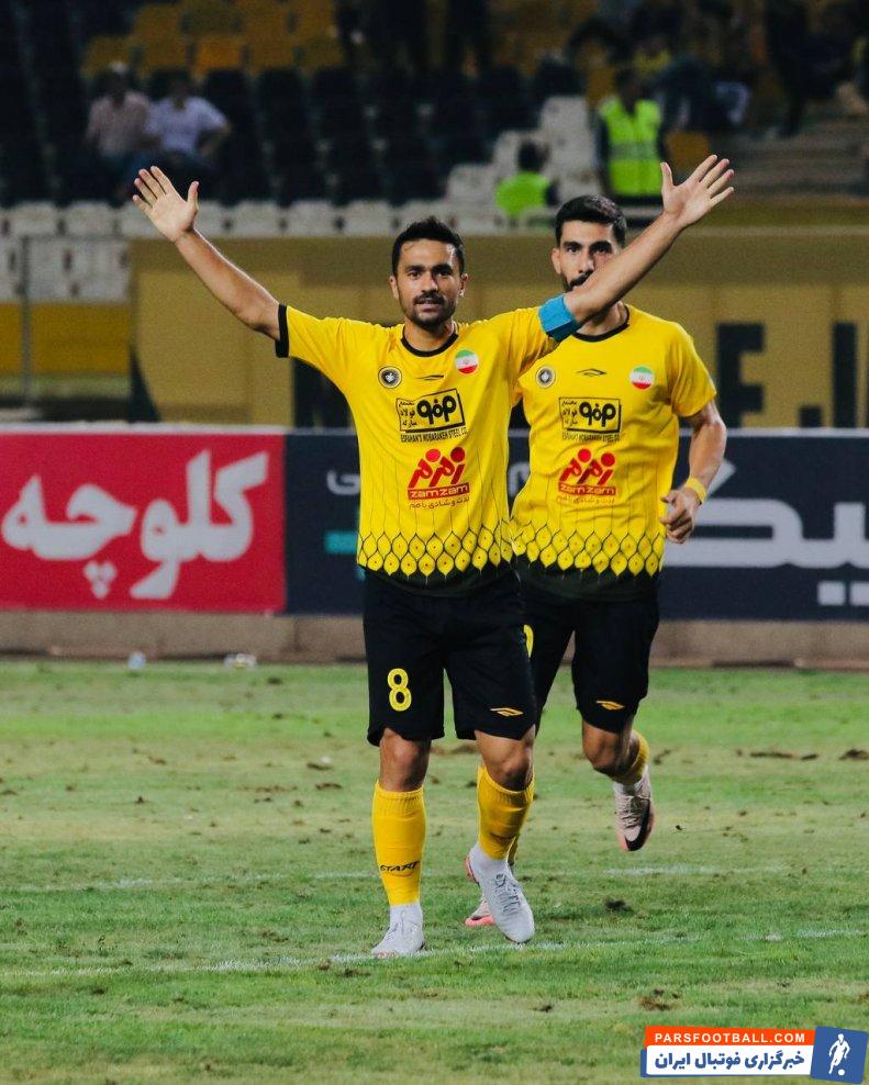 سپاهان ؛ درخش محمد کریمی بازیکن سپاهان در دیدار برابر چادرملو 