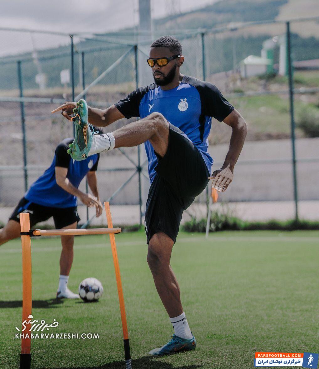 کوین یامگا با عینک جدید آماده بازگشت به میادین شد +عکس