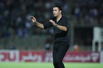 لیگ برتر ؛ هواداران استقلال علیه جواد نکونام شعار حیاکن رها کن سر دادند