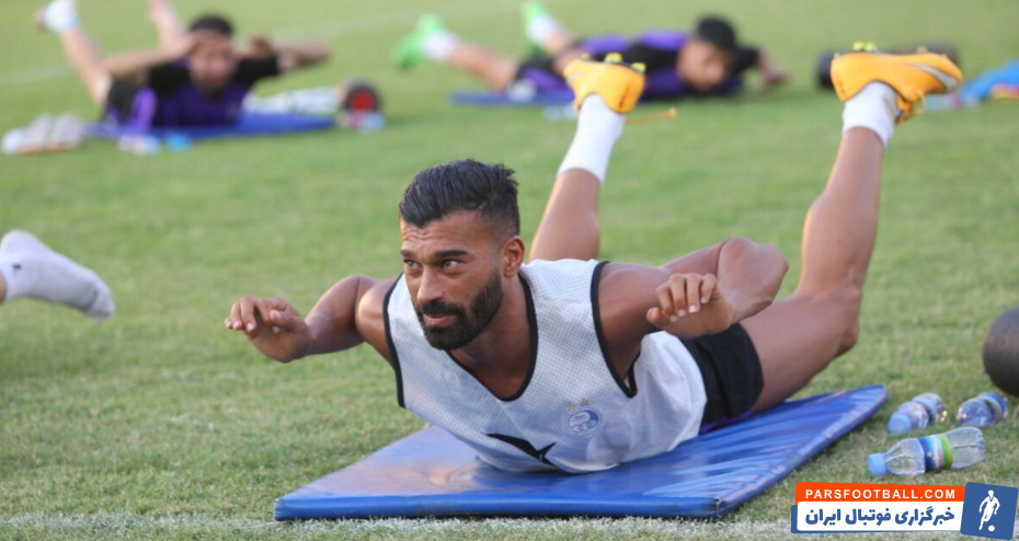 رامین رضاییان در حال چتربازی در تمرینات استقلال