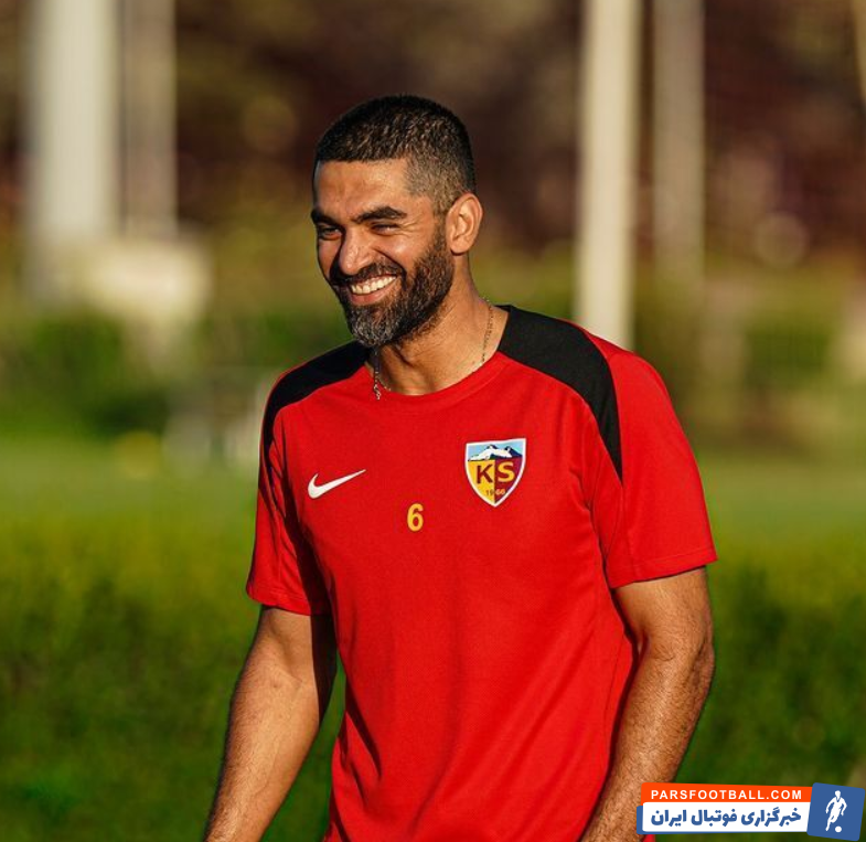 علی کریمی با ظاهر جدید در تمرینات کایسری اسپور حضور پیدا کرد