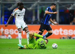 طارمی ؛ مهدی طارمی در بین فواره‌های آب زمین چمن