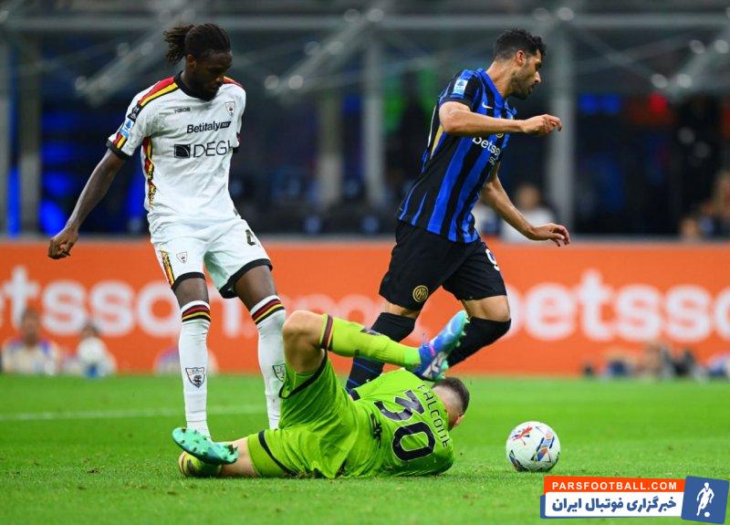 طارمی ؛ مهدی طارمی در بین فوارههای آب زمین چمن