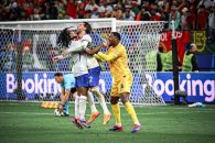 بارسلونا ؛ فوتبال دستی بازی کرن یامال، پدر و ... ساعت سه نیمه شب