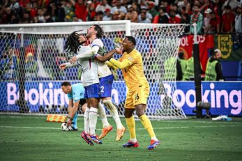 بارسلونا ؛ فوتبال دستی بازی کرن یامال، پدر و ... ساعت سه نیمه شب