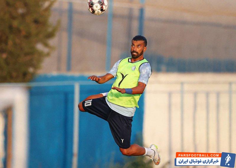 رامین رضائیان بازیکن استقلال : احترام و انسانیت را در رقابت از یاد نبرید