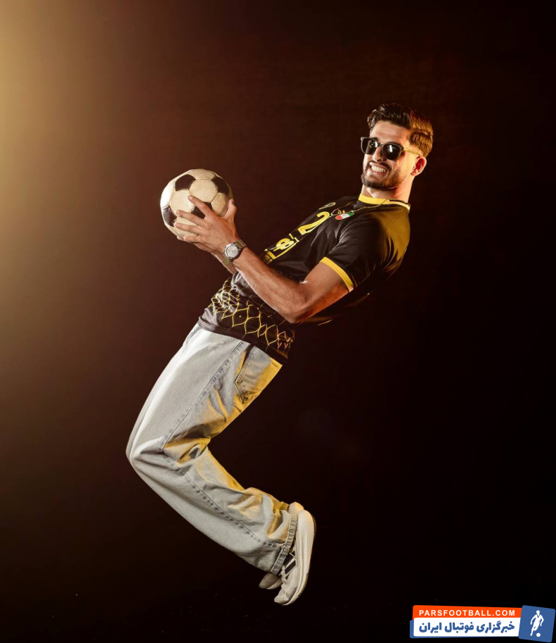 گودرزی ؛ ژست جالب حسین گودرزی در رونمایی پیراهن سپاهان