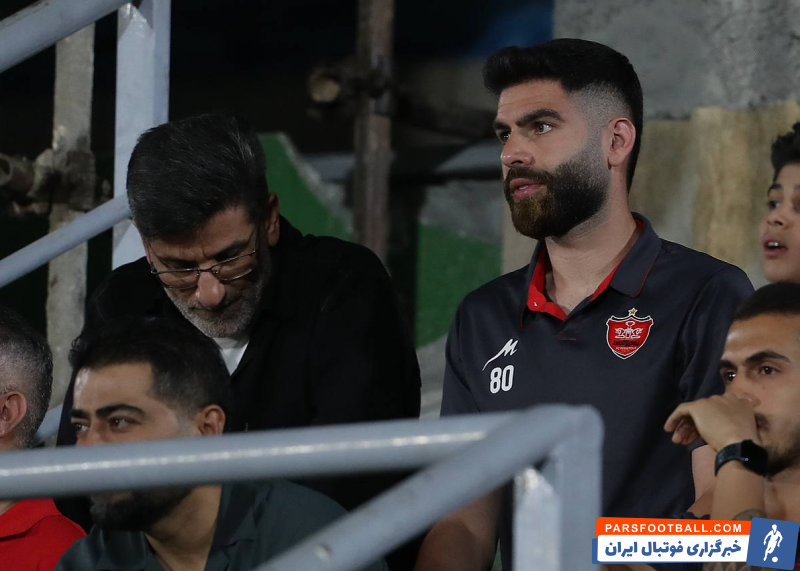 سلمانی ؛ حضور یاسین سلمانی بازیکن پرسپولیس روی سکو ها در دیدار برابر ذوب آهن