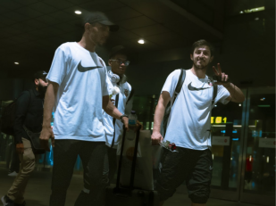 آزمون ؛ سفر سردار ازمون همراه با کاروان شباب الاهلی به قطر برای دیدار با الغرافه