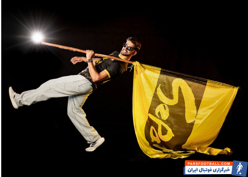 گودرزی ؛ ژست جالب حسین گودرزی در رونمایی پیراهن سپاهان