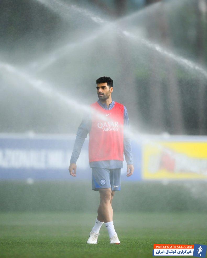 طارمی ؛ مهدی طارمی در بین فوارههای آب زمین چمن