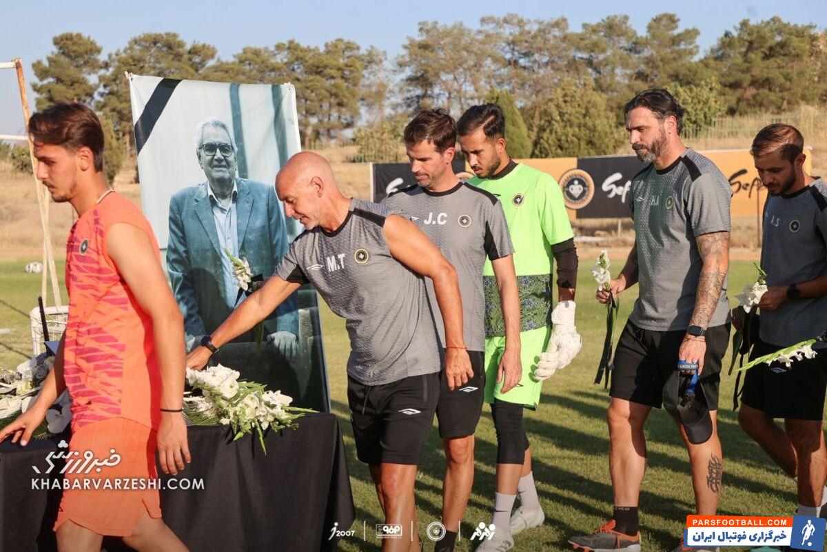 ادای احترام بازیکنان سپاهان به سنگربان اخلاق و ادب +عکس