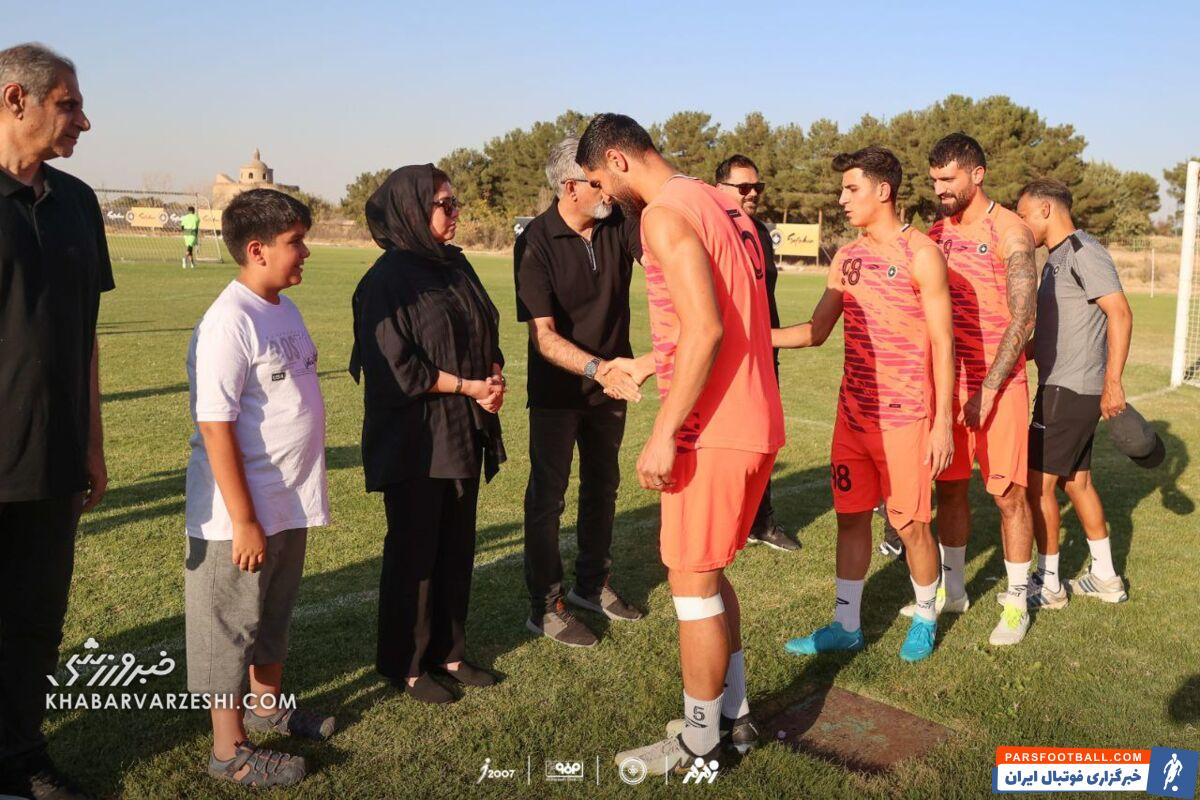 ادای احترام بازیکنان سپاهان به سنگربان اخلاق و ادب +عکس