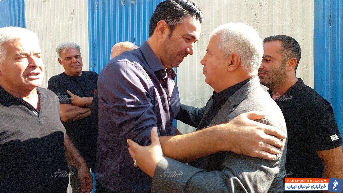 عکس| دیدار گرم علی پروین و جواد نکونام در مراسم ختم پدر خداداد عزیزی/ سلطان پرسپولیس سرمربی استقلال را در آغوش گرفت