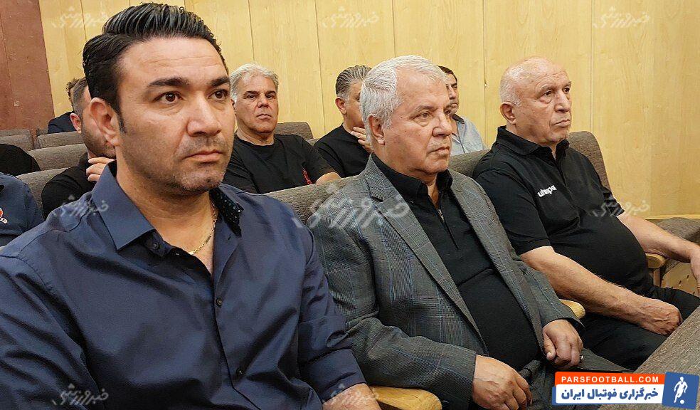 عکس| دیدار گرم علی پروین و جواد نکونام در مراسم ختم پدر خداداد عزیزی/ سلطان پرسپولیس سرمربی استقلال را در آغوش گرفت