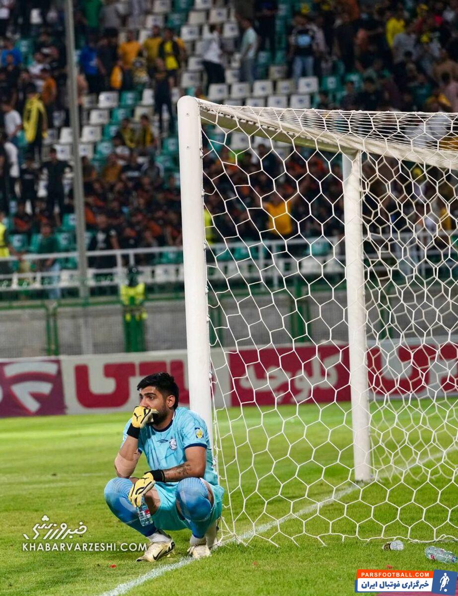 تصویری غم انگیز از بازی سپاهان و ملوان؛ پشت در اتاق عمل!