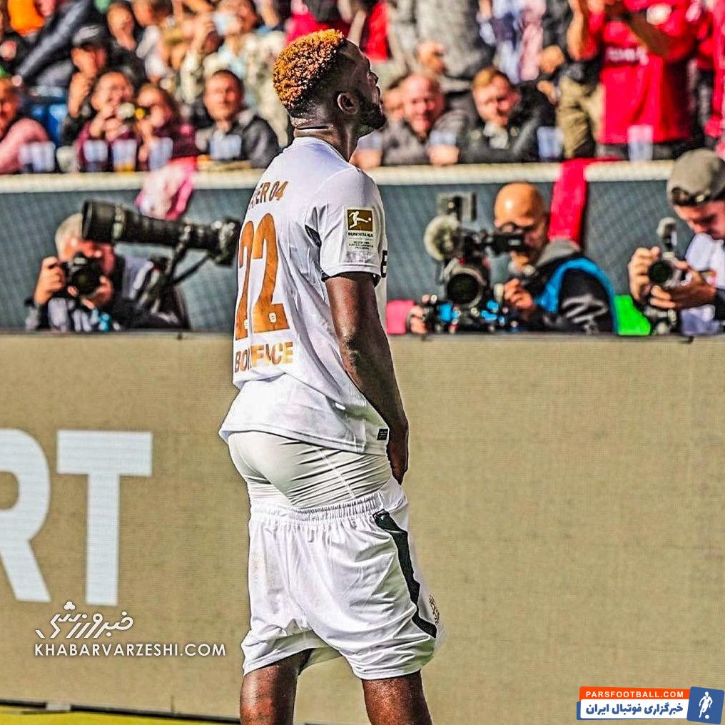 شادی جنجالی در بوندسلیگا/ واکنش ویکتور بونیفس؛ به این دلیل شورت ورزشیام را پایین کشیدم! +عکس