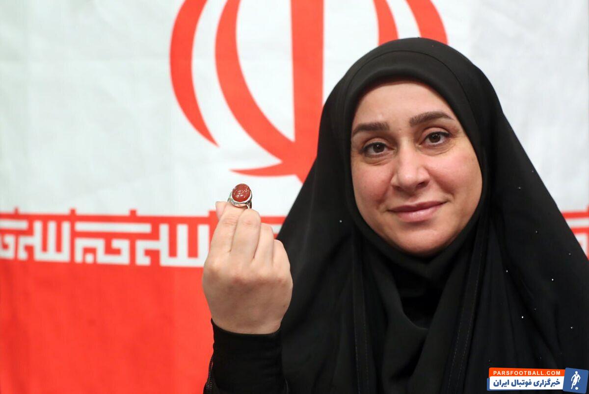 عکس| هدیه ارزشمند رهبر انقلاب در دست دختر مدالآور ایران